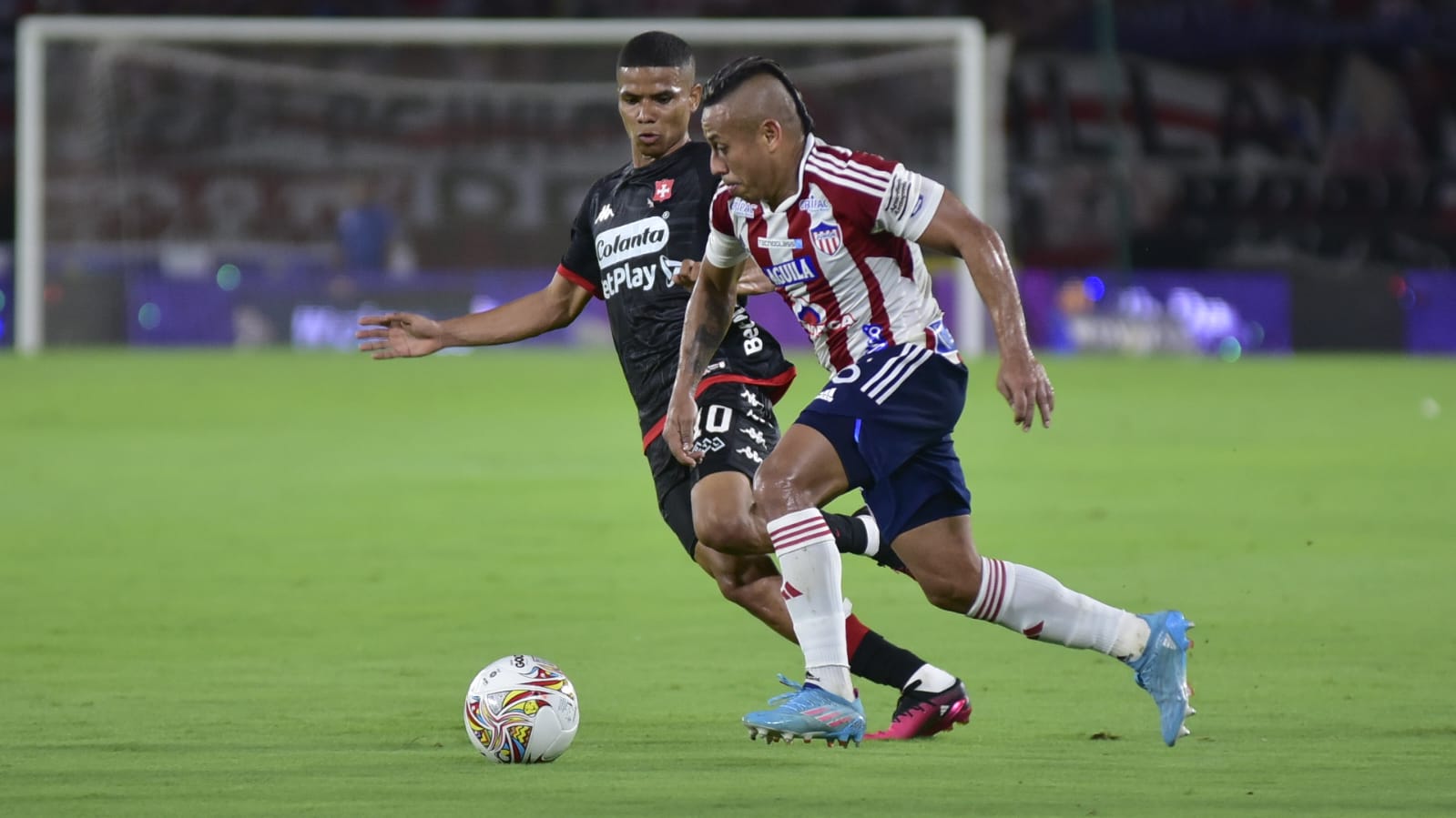 Vladimir Hernández eludiendo la marca de José Enamorado.