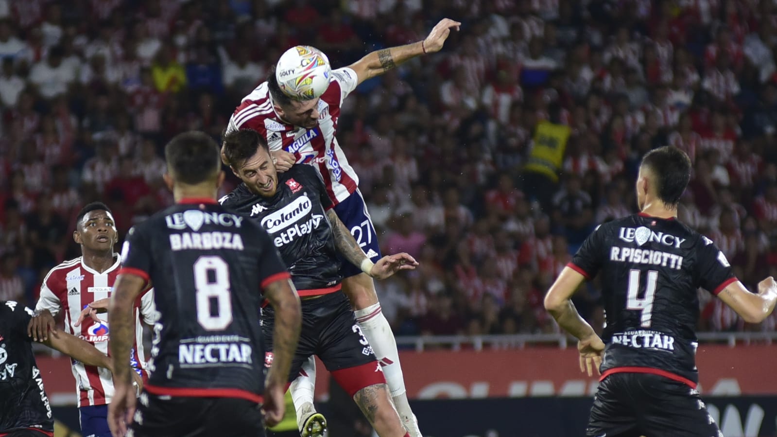 Federico Andueza intentando un remate de cabeza.