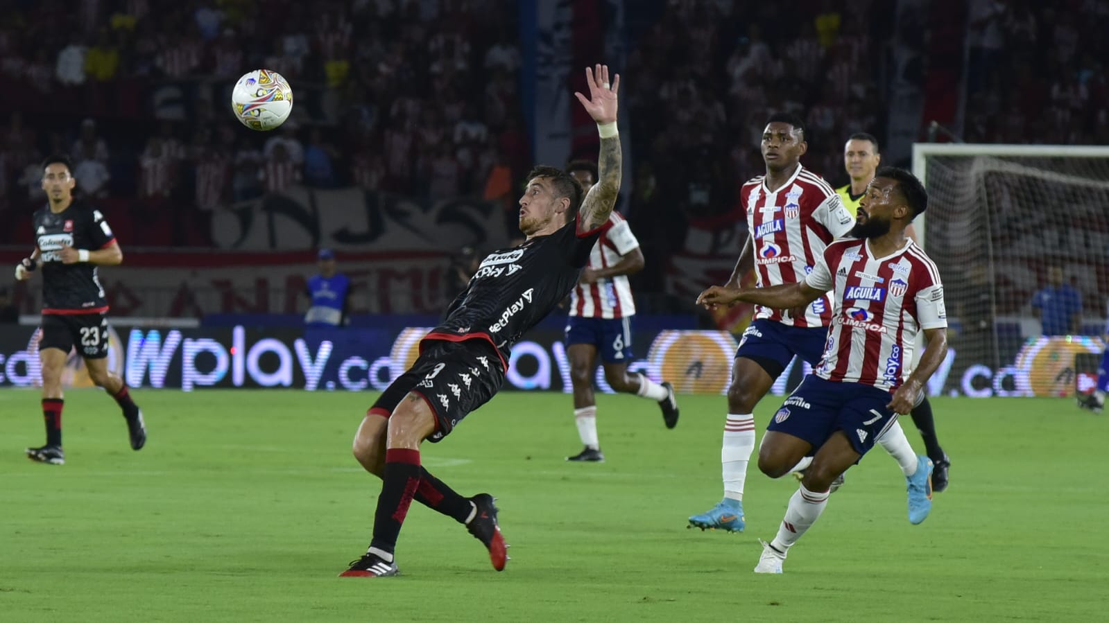 Luis 'Cariaco' González frente a la marca rival.