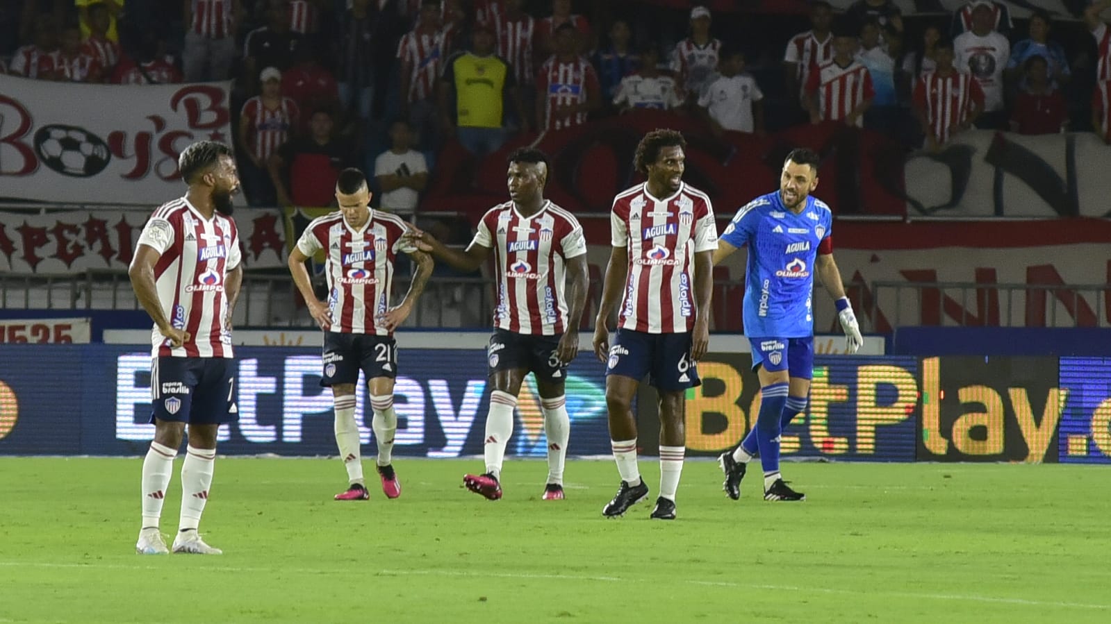 Decepción juniorista tras el empate 1-1 finalizando el primer tiempo.