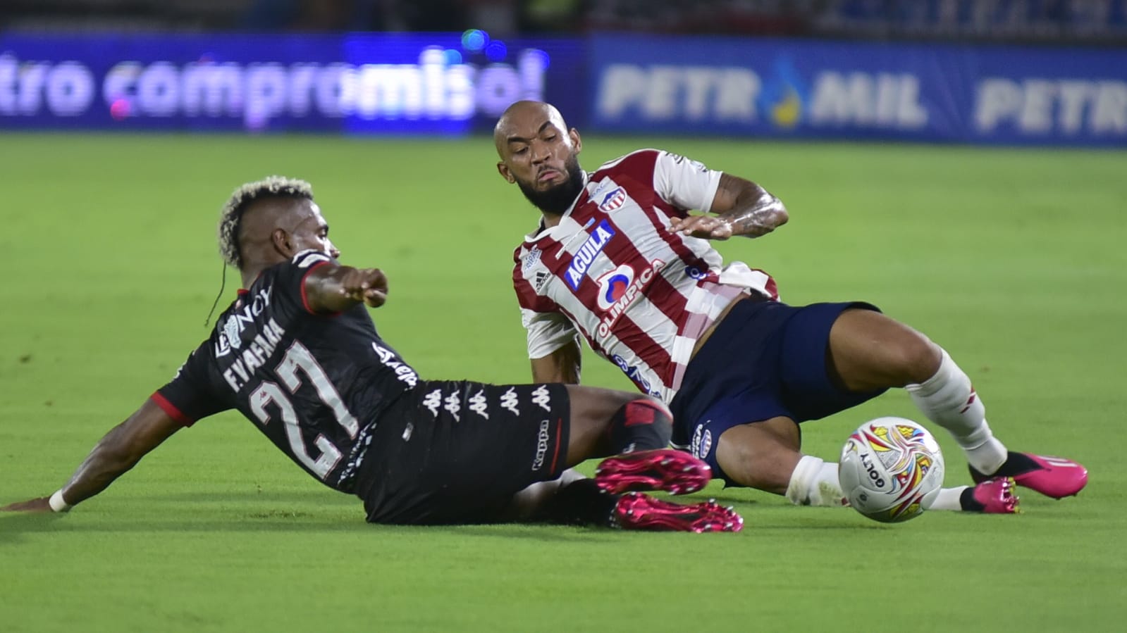 Fredy Hinestroza disputando el balón con Fabián Viáfara.