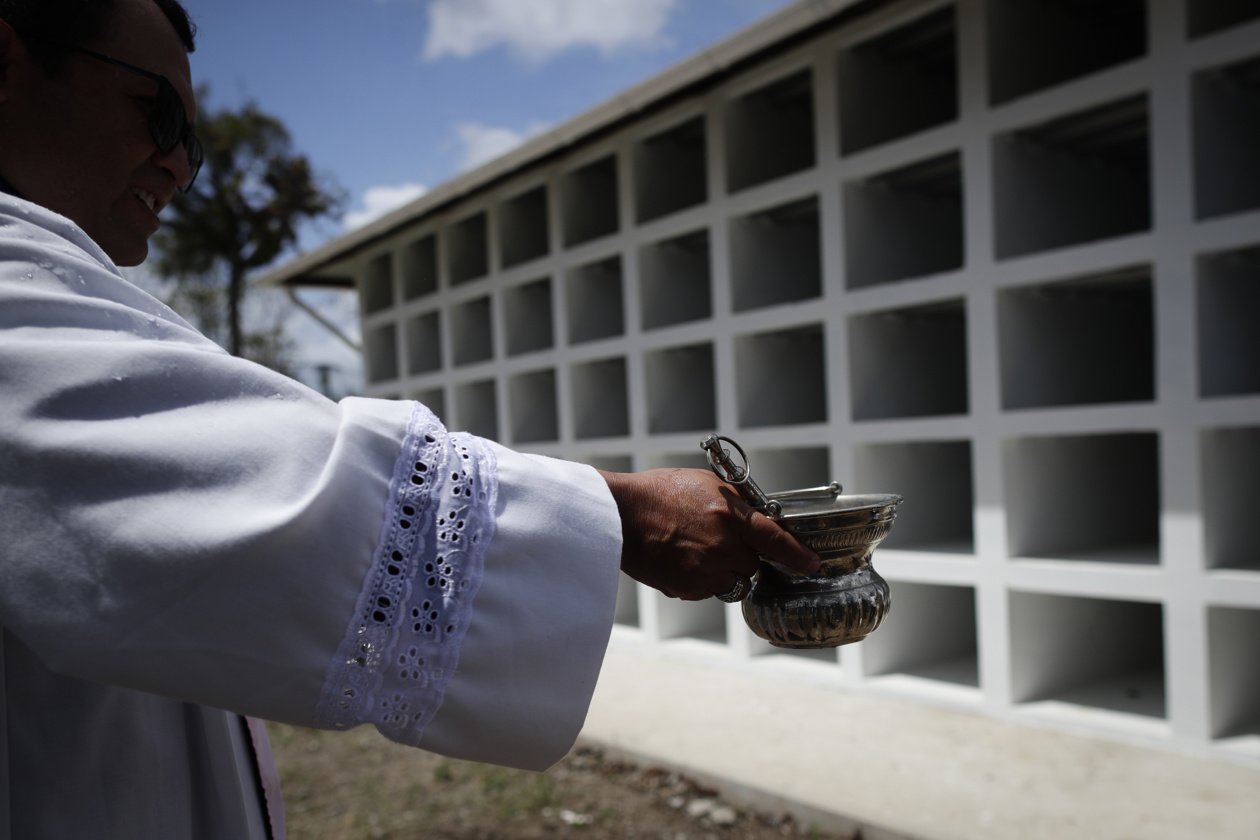 El sacerdote nicaragüense Claudio Guerrero bendice un nuevo Módulo de Nichos de Resguardo Humanitario Forense, en el municipio de Pinogana, en la comunidad de El Real de Santa María, provincia de Darién (Panamá). 