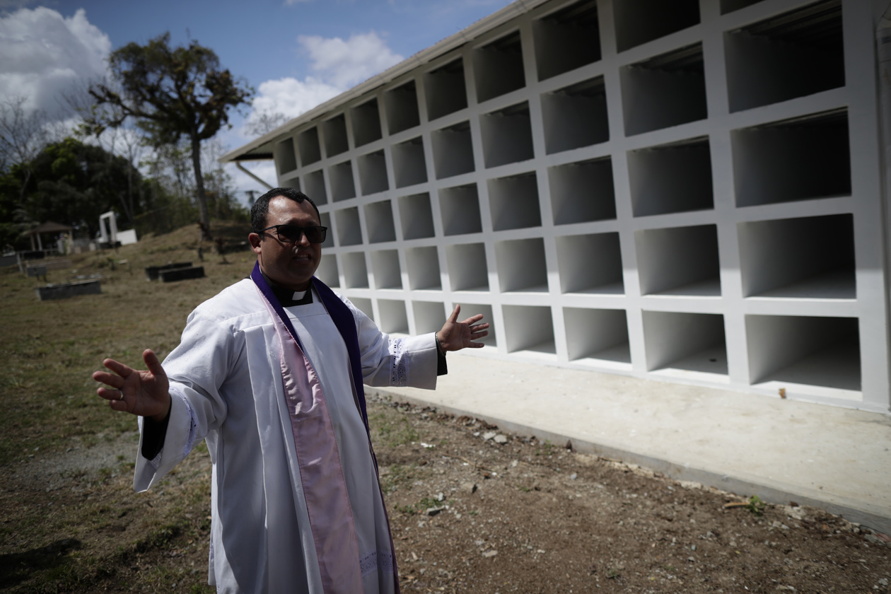 El sacerdote nicaragüense Claudio Guerrero bendice un nuevo Módulo de Nichos de Resguardo Humanitario Forense, en el municipio de Pinogana, en la comunidad de El Real de Santa María, provincia de Darién (Panamá). 