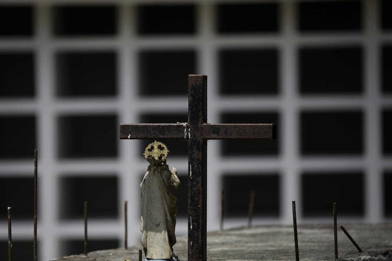 El sacerdote nicaragüense Claudio Guerrero bendice un nuevo Módulo de Nichos de Resguardo Humanitario Forense, en el municipio de Pinogana, en la comunidad de El Real de Santa María, provincia de Darién (Panamá). 