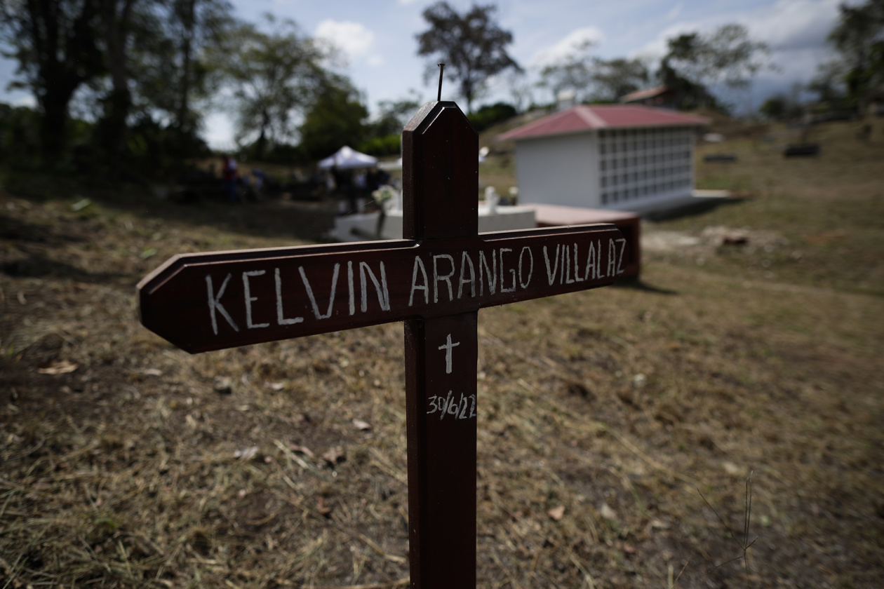 El sacerdote nicaragüense Claudio Guerrero bendice un nuevo Módulo de Nichos de Resguardo Humanitario Forense, en el municipio de Pinogana, en la comunidad de El Real de Santa María, provincia de Darién (Panamá). 