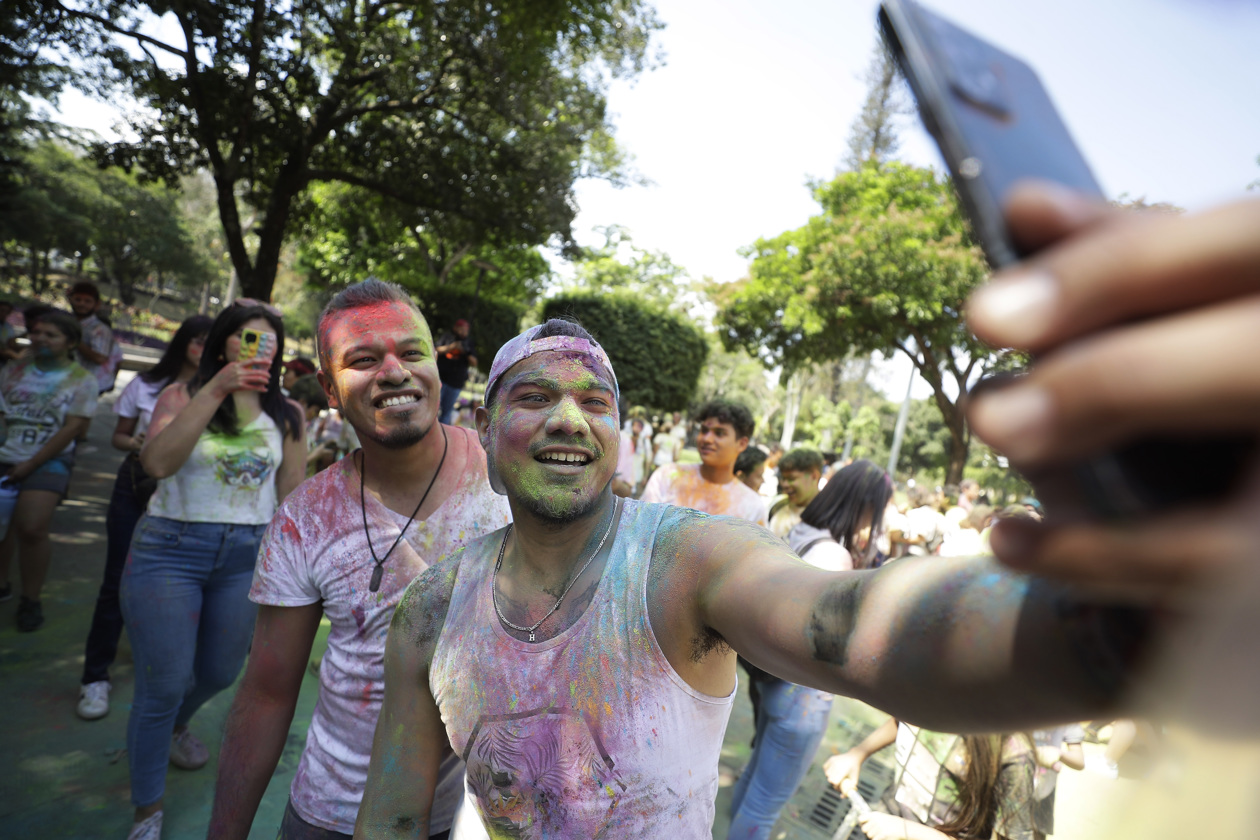  Personas participan en la celebración del Holi 2023, en el Parque Cuscatlán en San Salvador (El Salvador).