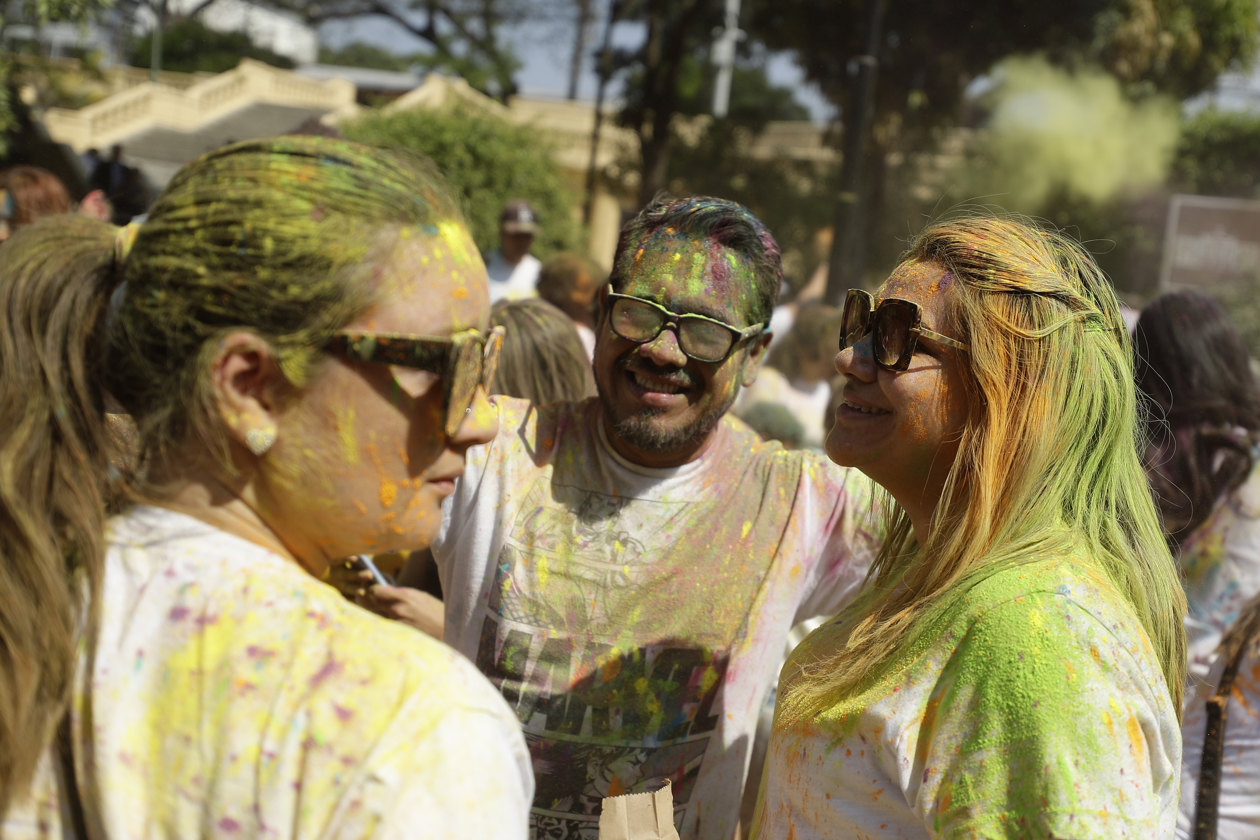  Personas participan en la celebración del Holi 2023, en el Parque Cuscatlán en San Salvador (El Salvador).