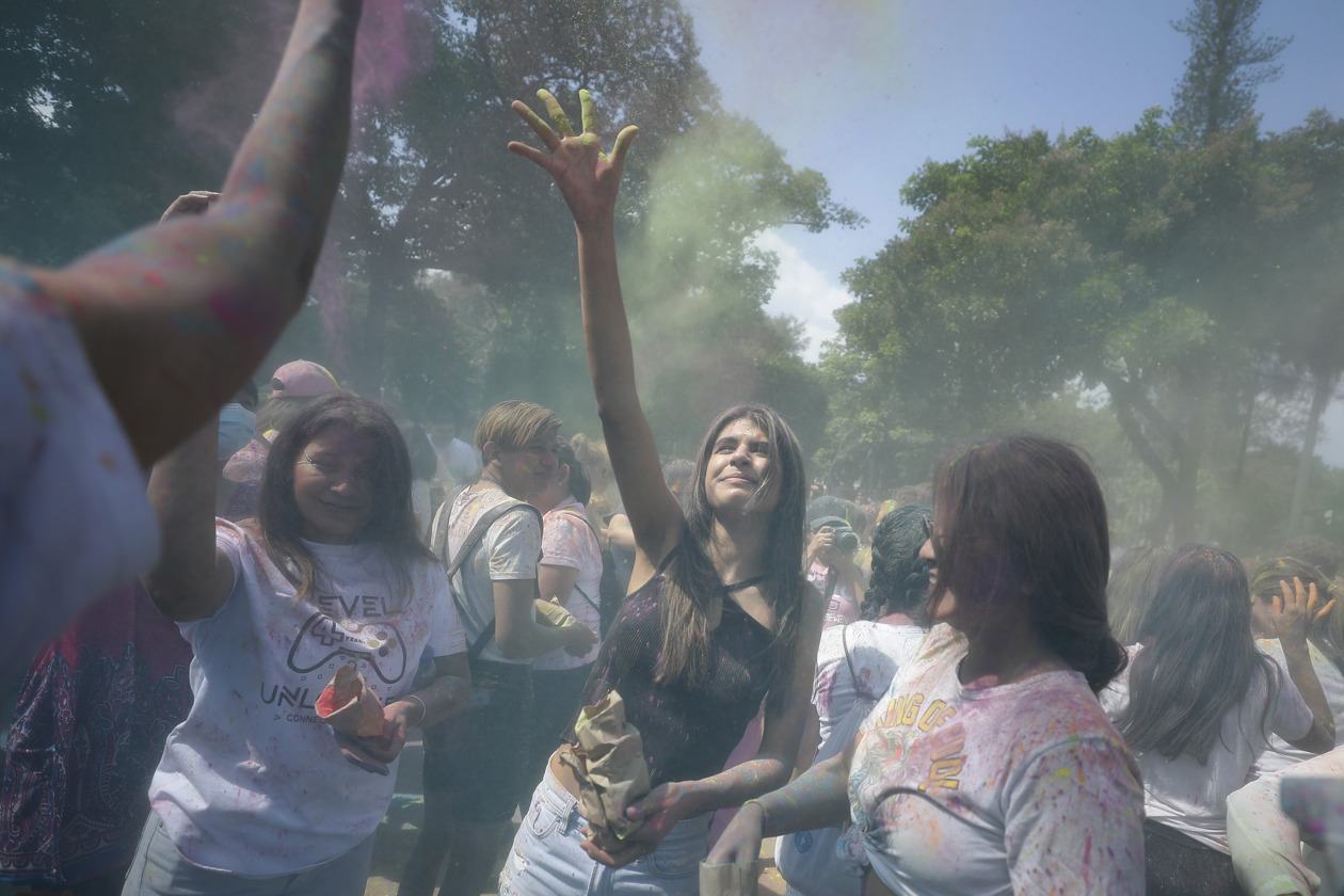  Personas participan en la celebración del Holi 2023, en el Parque Cuscatlán en San Salvador (El Salvador).