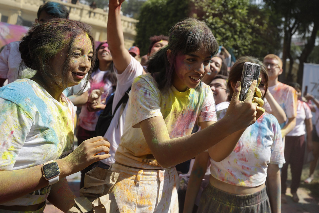  Personas participan en la celebración del Holi 2023, en el Parque Cuscatlán en San Salvador (El Salvador).