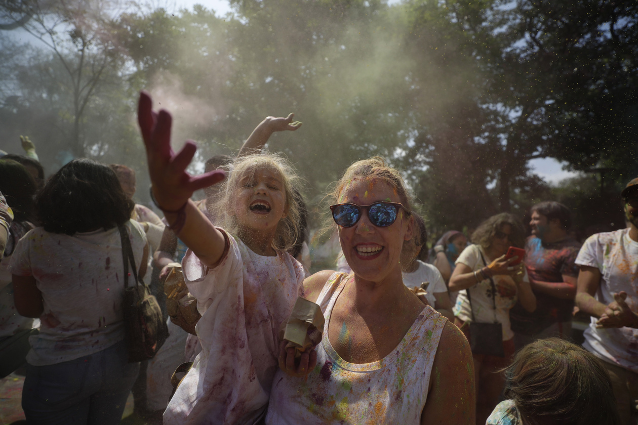  Personas participan en la celebración del Holi 2023, en el Parque Cuscatlán en San Salvador (El Salvador).