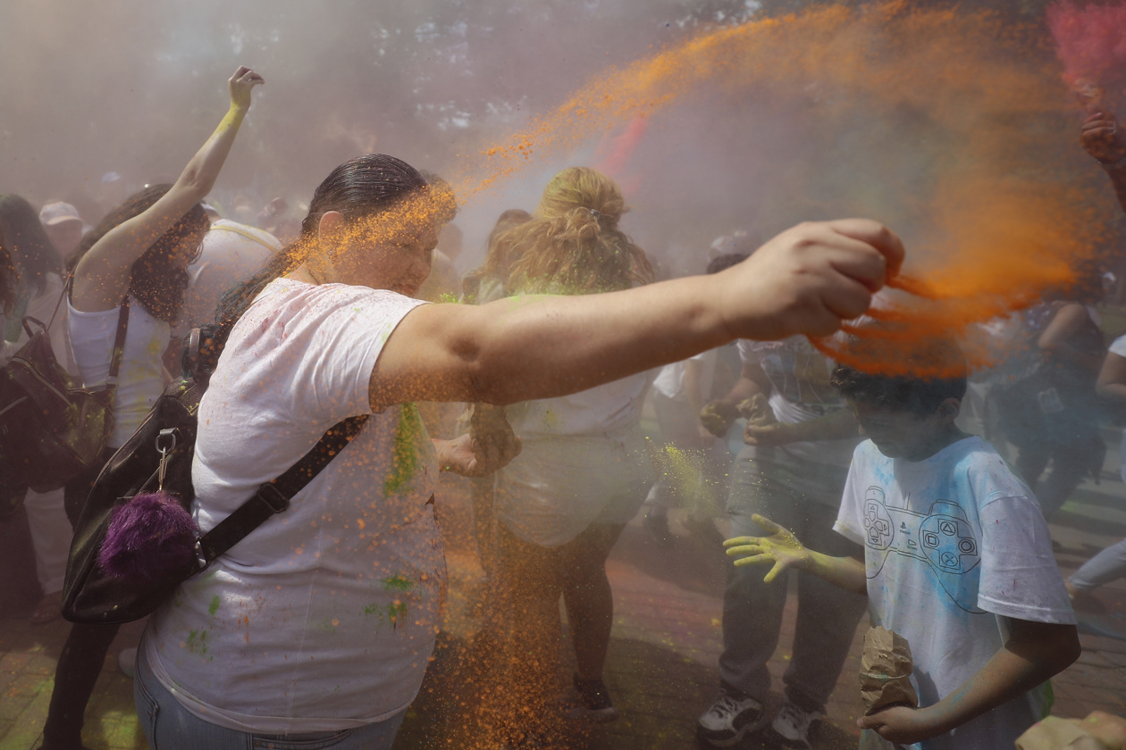  Personas participan en la celebración del Holi 2023, en el Parque Cuscatlán en San Salvador (El Salvador).