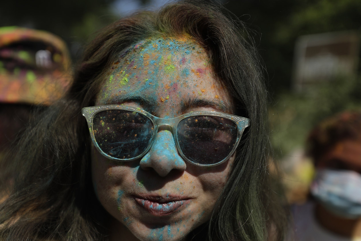  Personas participan en la celebración del Holi 2023, en el Parque Cuscatlán en San Salvador (El Salvador).