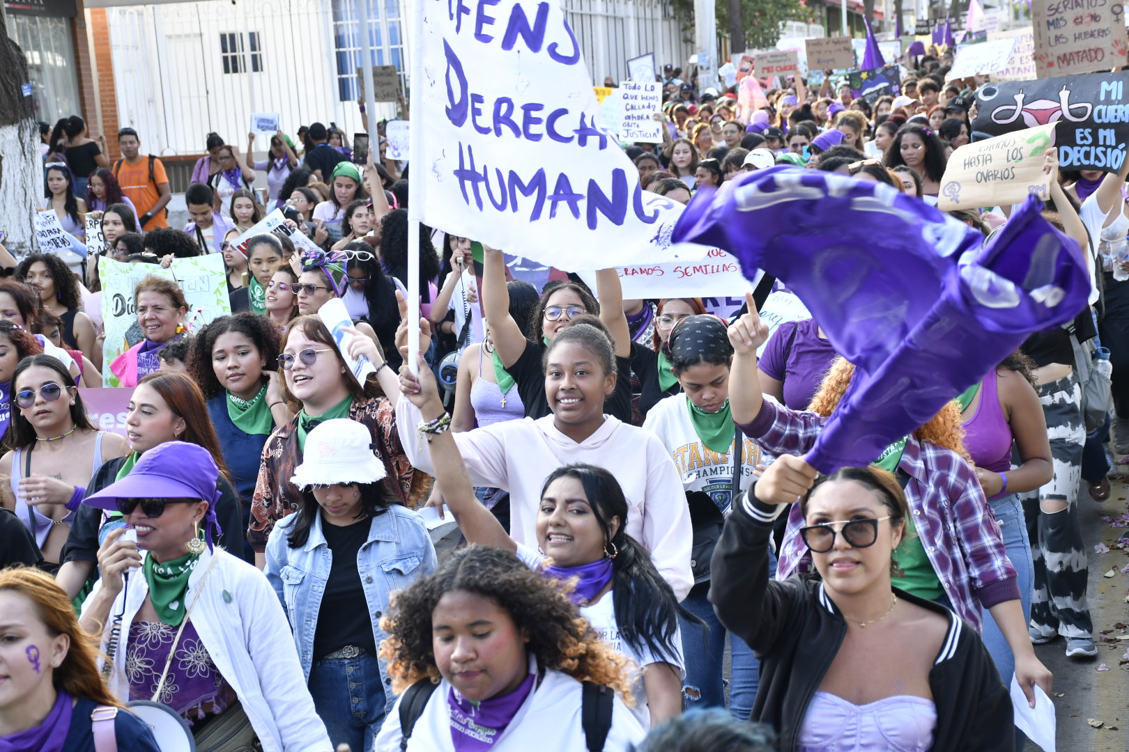 La marcha en Barranquilla en el Día de la Mujer salió pasadas las 4 de la tarde de la plazoleta Estercita Forero.