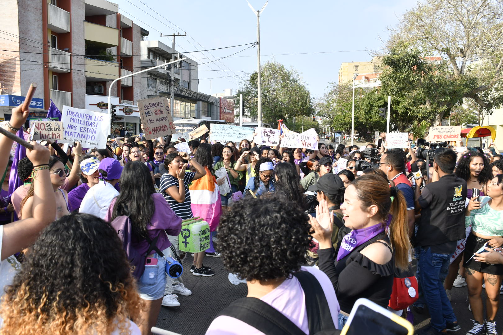 La marcha en Barranquilla en el Día de la Mujer salió pasadas las 4 de la tarde de la plazoleta Estercita Forero.