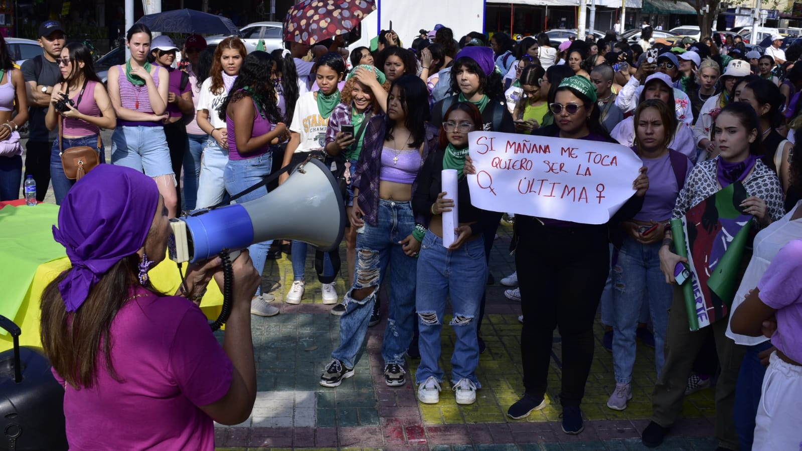 La marcha en Barranquilla en el Día de la Mujer salió pasadas las 4 de la tarde de la plazoleta Estercita Forero.