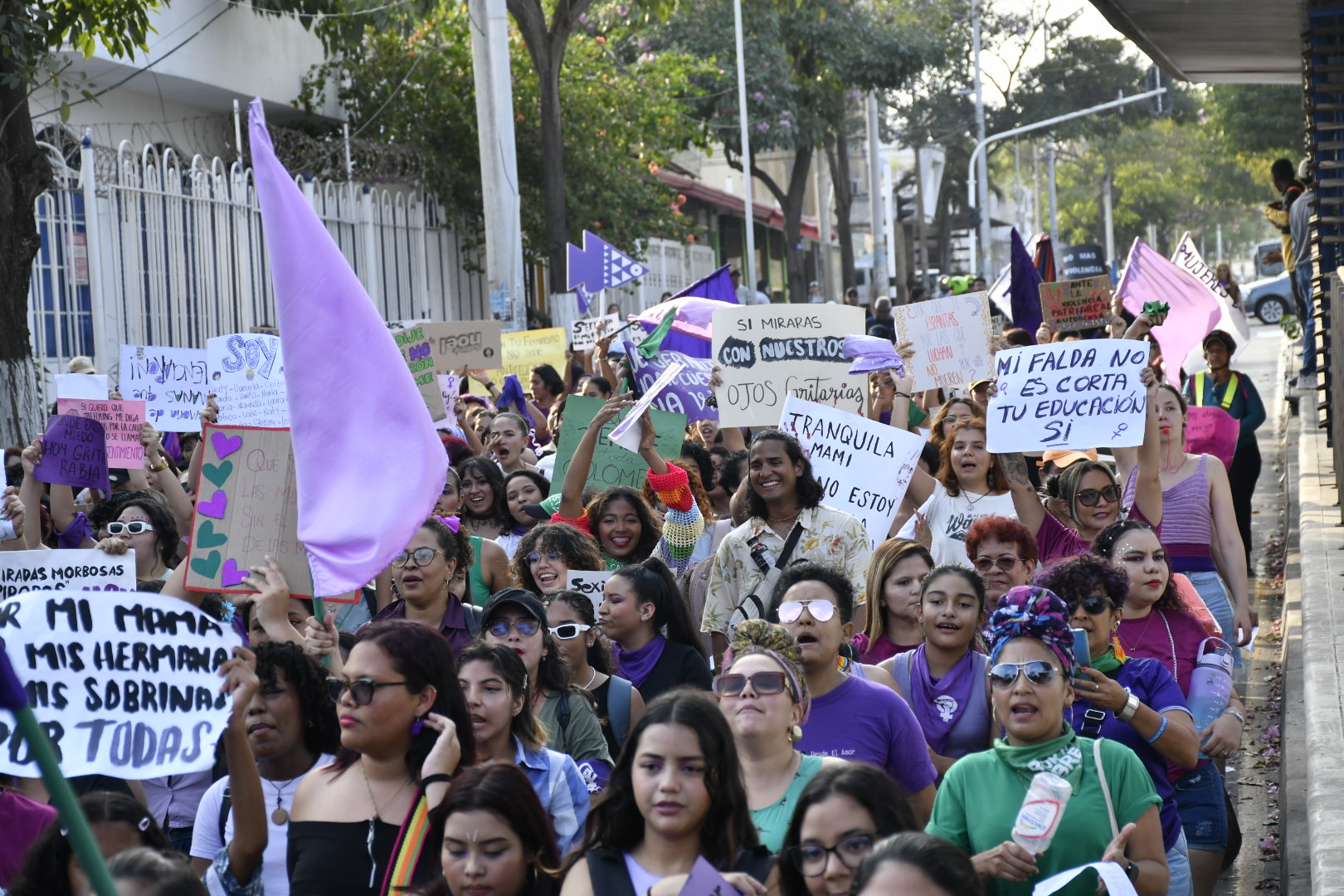 Consignas y pancartas sirvieron para que las mujeres reclamaran sus derechos.