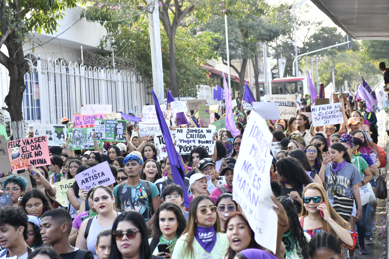 La marcha en Barranquilla en el Día de la Mujer salió pasadas las 4 de la tarde de la plazoleta Estercita Forero.