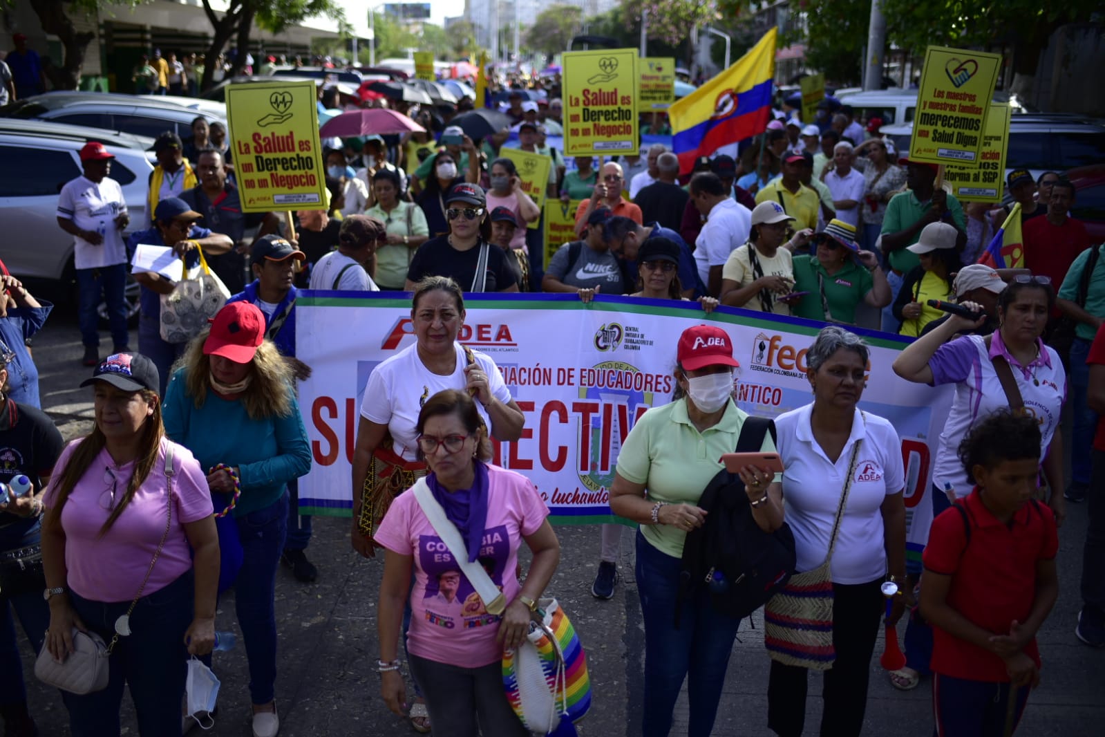 Trabajadores marchando en defensa de las reformas laboral, pensional y de salud