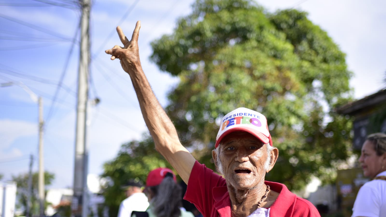 Trabajadores marchando en defensa de las reformas laboral, pensional y de salud