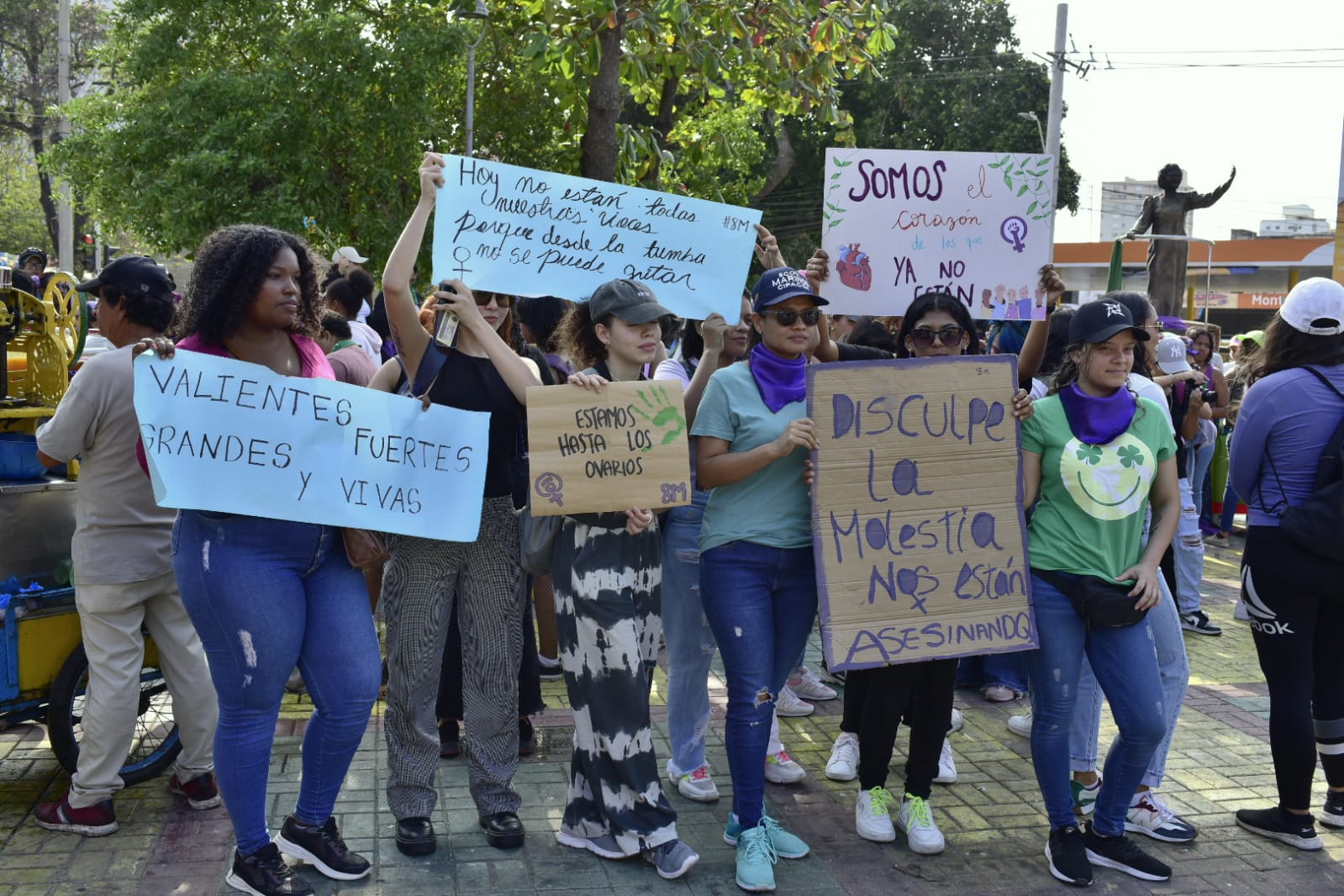 Consignas y pancartas sirvieron para que las mujeres reclamaran sus derechos.