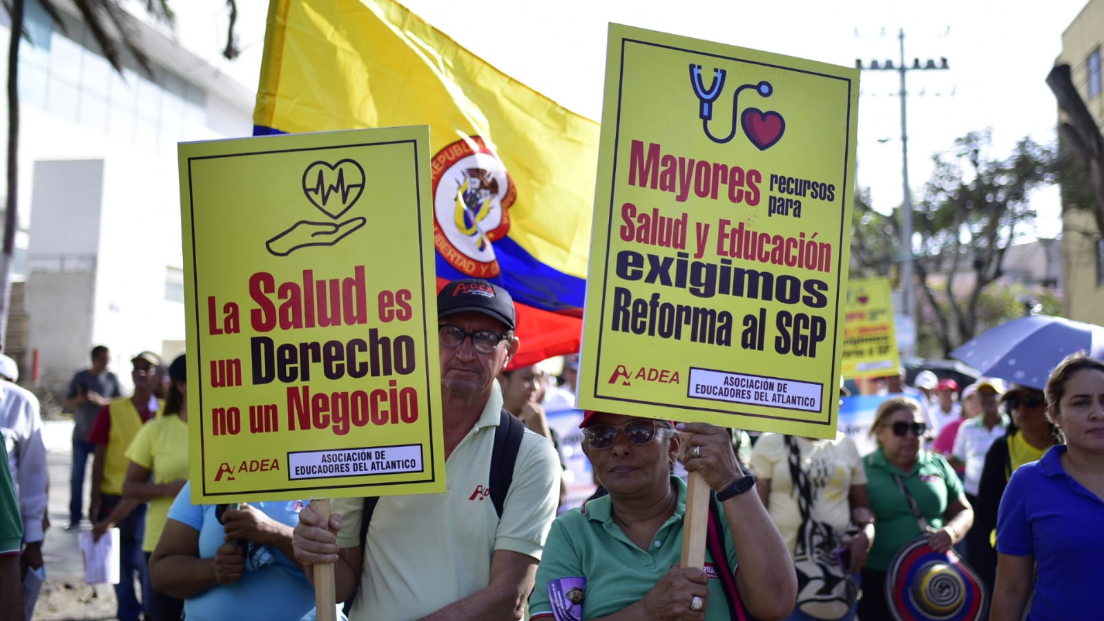 Trabajadores marchando en defensa de las reformas laboral, pensional y de salud