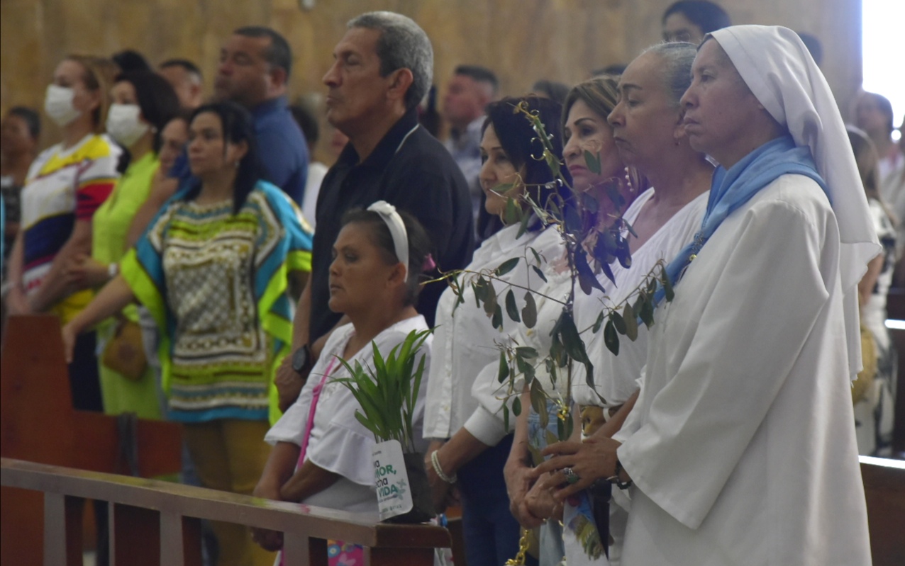 Asistentes a la Catedral María Reina durante la celebración del Domingo de Ramos