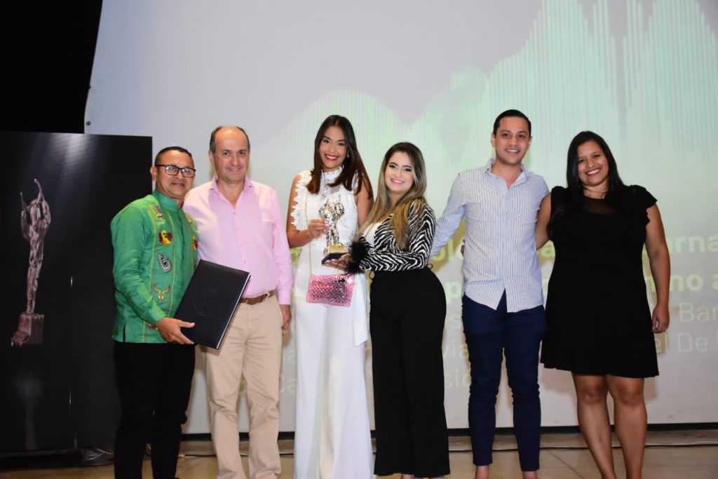 Premio a la Categoría Aficionado a la Crónica a Henry Cervantes, en Radio a Vanessa Saldarriaga, Diana Ospino, Kevian Gómez, Inguel De la Rosa y Adrián Jiménez, equipo periodístico de Blu Radio Barranquilla