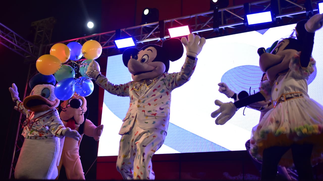 Mickey en la celebración del Día del Niño