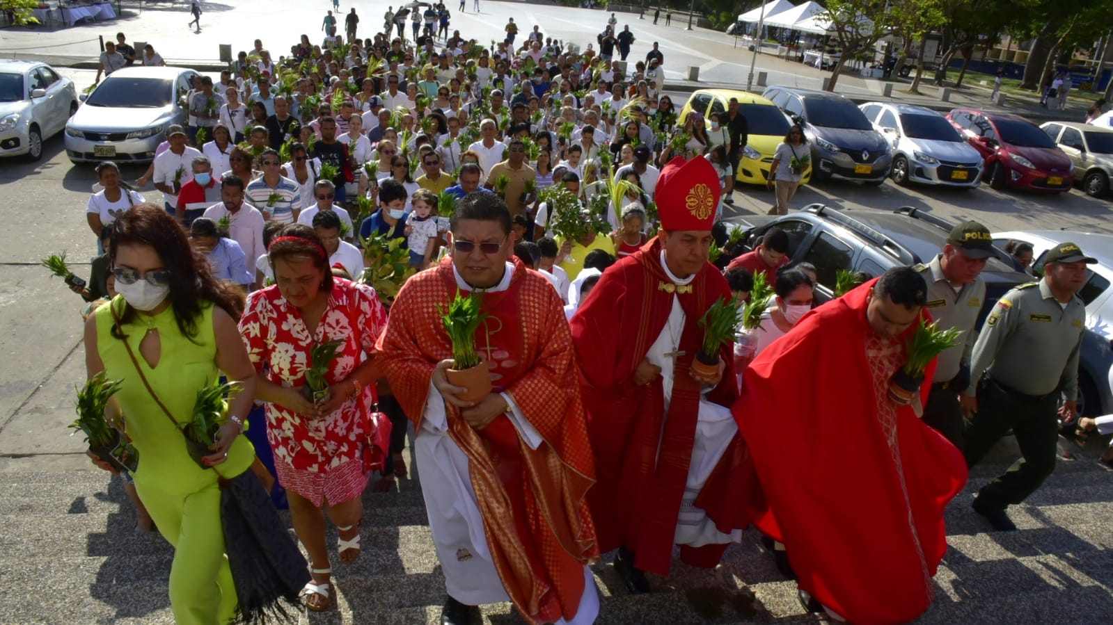 Monseñor Pablo Emiro Salas con la feligresía durante la celebración del Domingo de Ramos