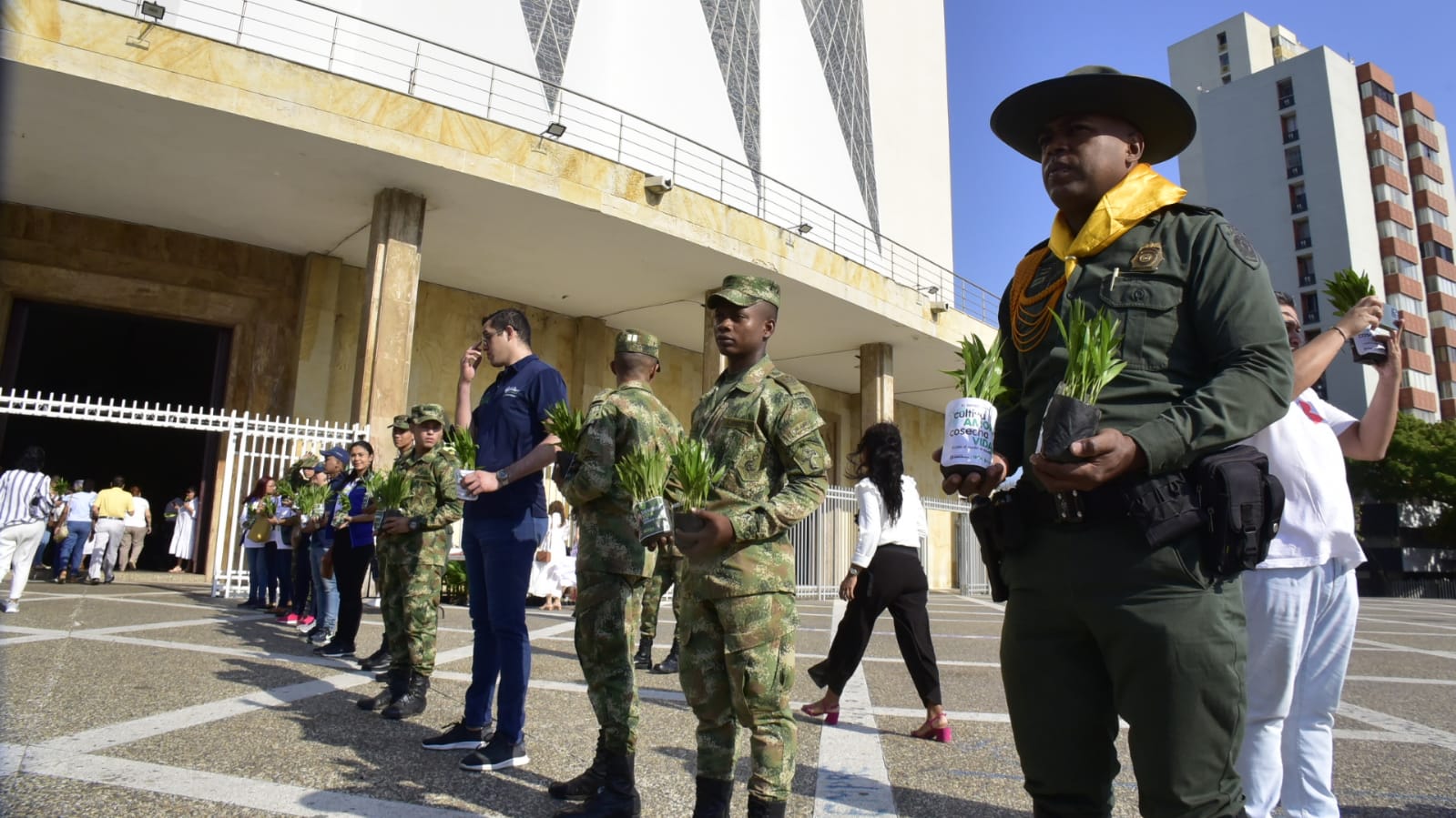 Ejercito y Policía acudieron a la Eucaristía del Domingo de Ramos