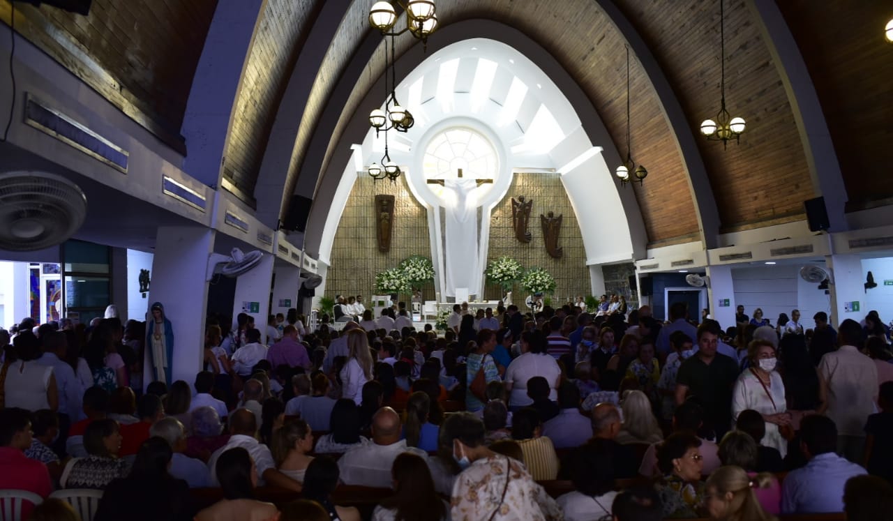 Feligreses en la Iglesia Torcoroma.