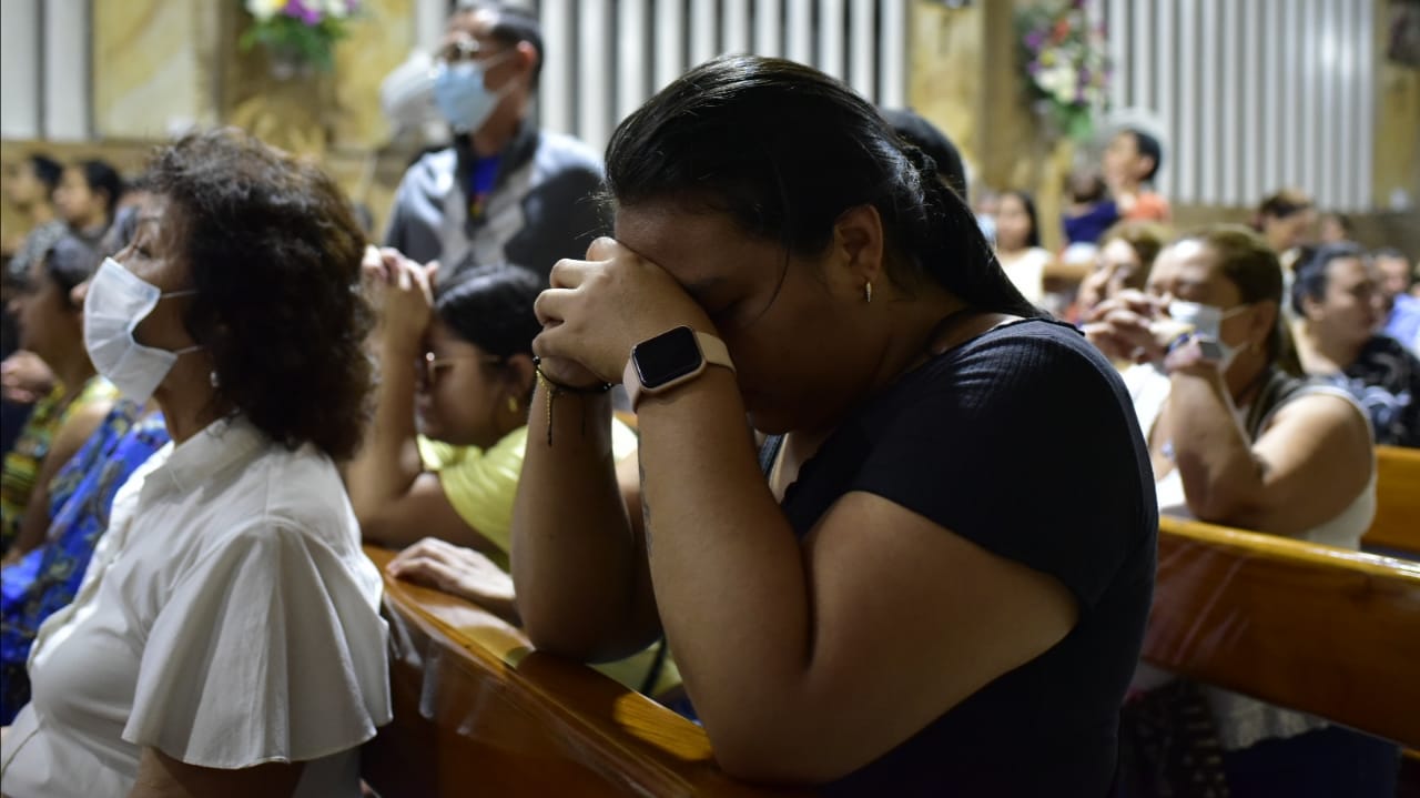 Asistente a la Capilla de las Hermanas Reparadoras.