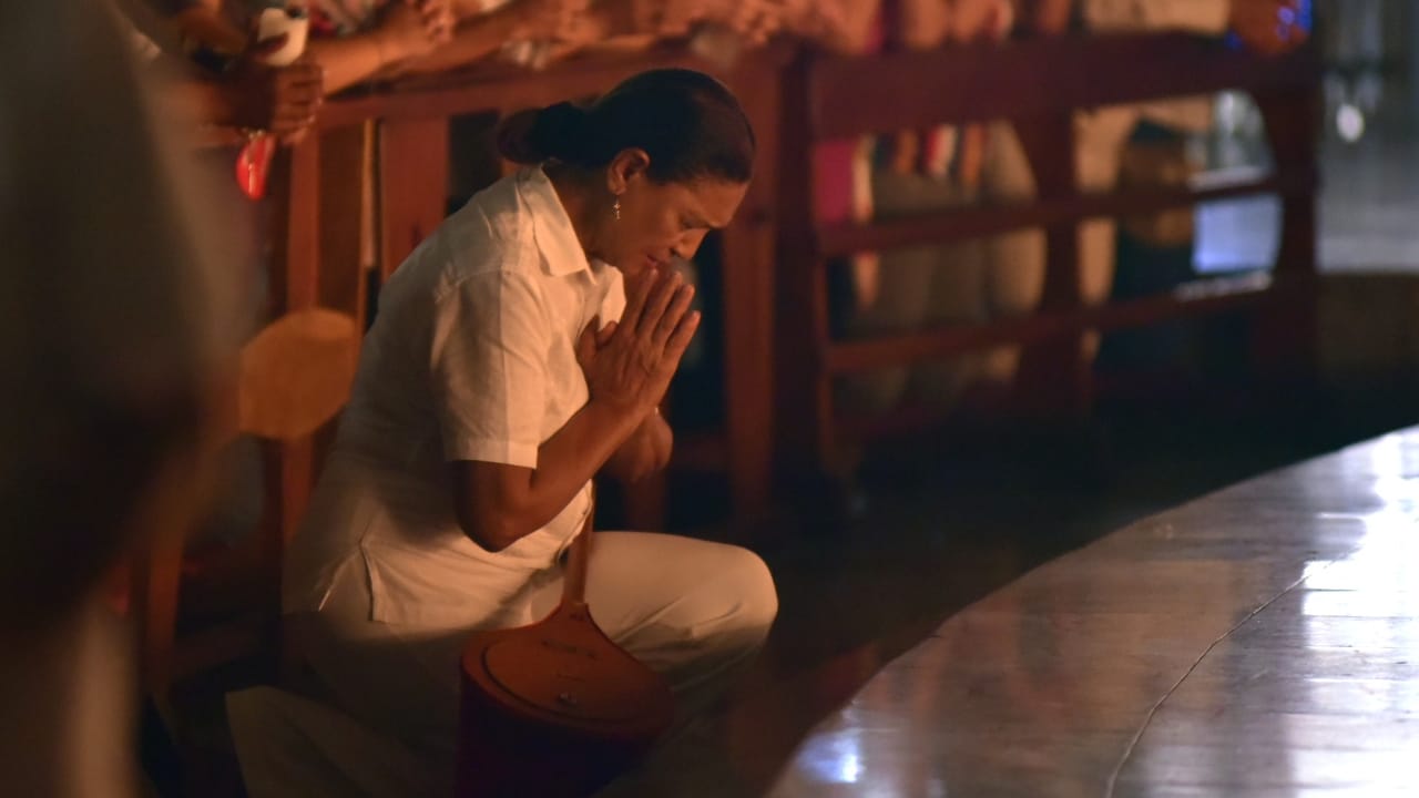 Una mujer en oración en la Catedral Metropolitana.