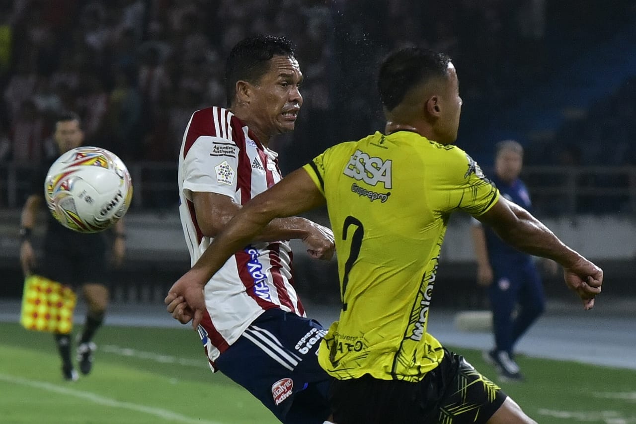 Carlos Bacca rematando frente a la marca de Efrain Navarro.