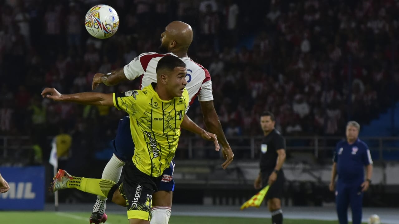 Fredy Hinestroza disputando en jugada aérea.