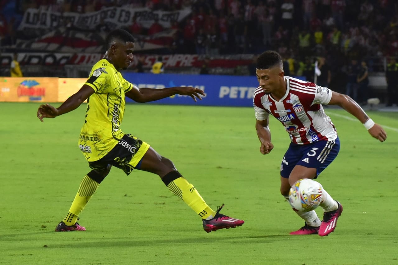 Edwin Herrera iniciando una ofensiva rojiblanca.