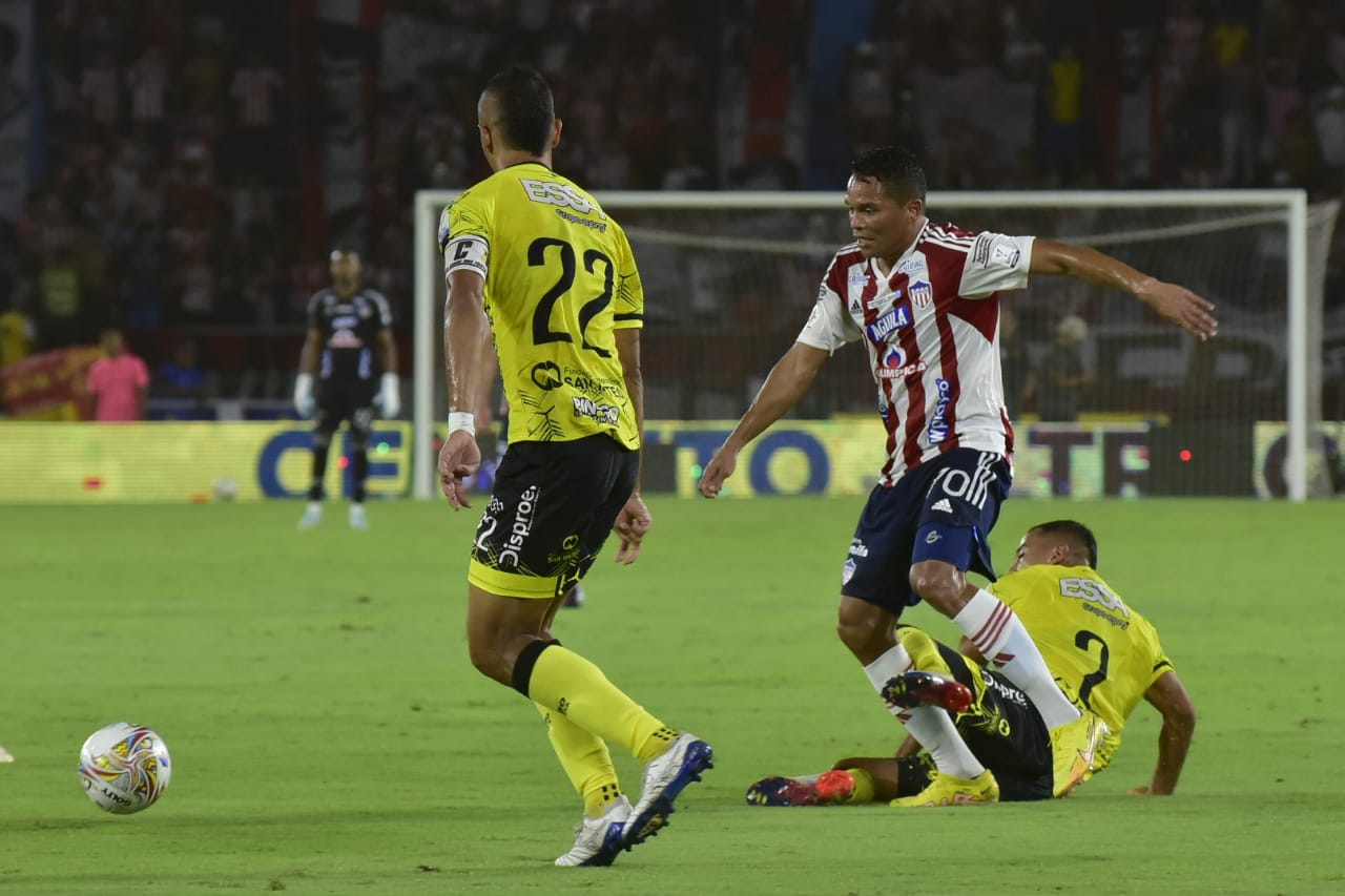 Carlos Bacca intentando eludir a Efrain Navarro y Luciano Ospina.