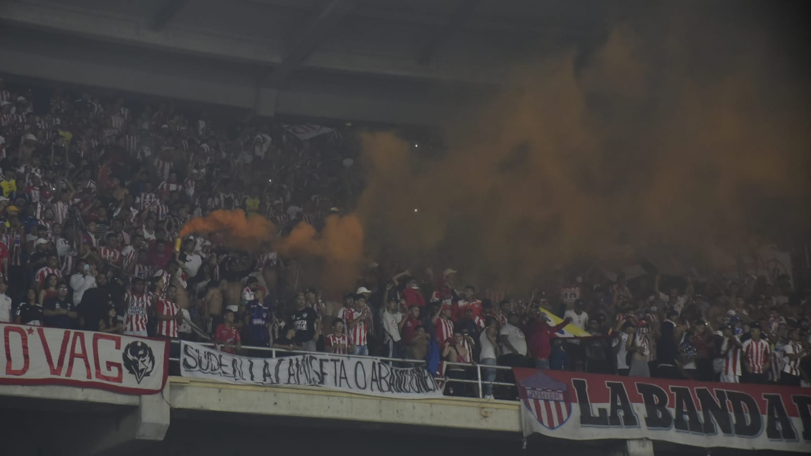 Los aficionados protestando por la pésima campaña del Junior.