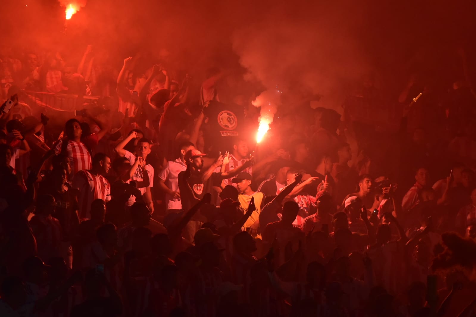 Bengalas encendidas en las tribunas.