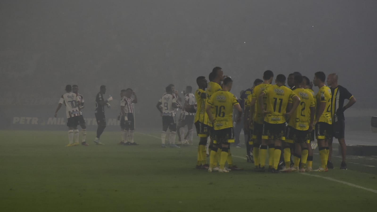 Jugadores esperando el reinicio del partido.