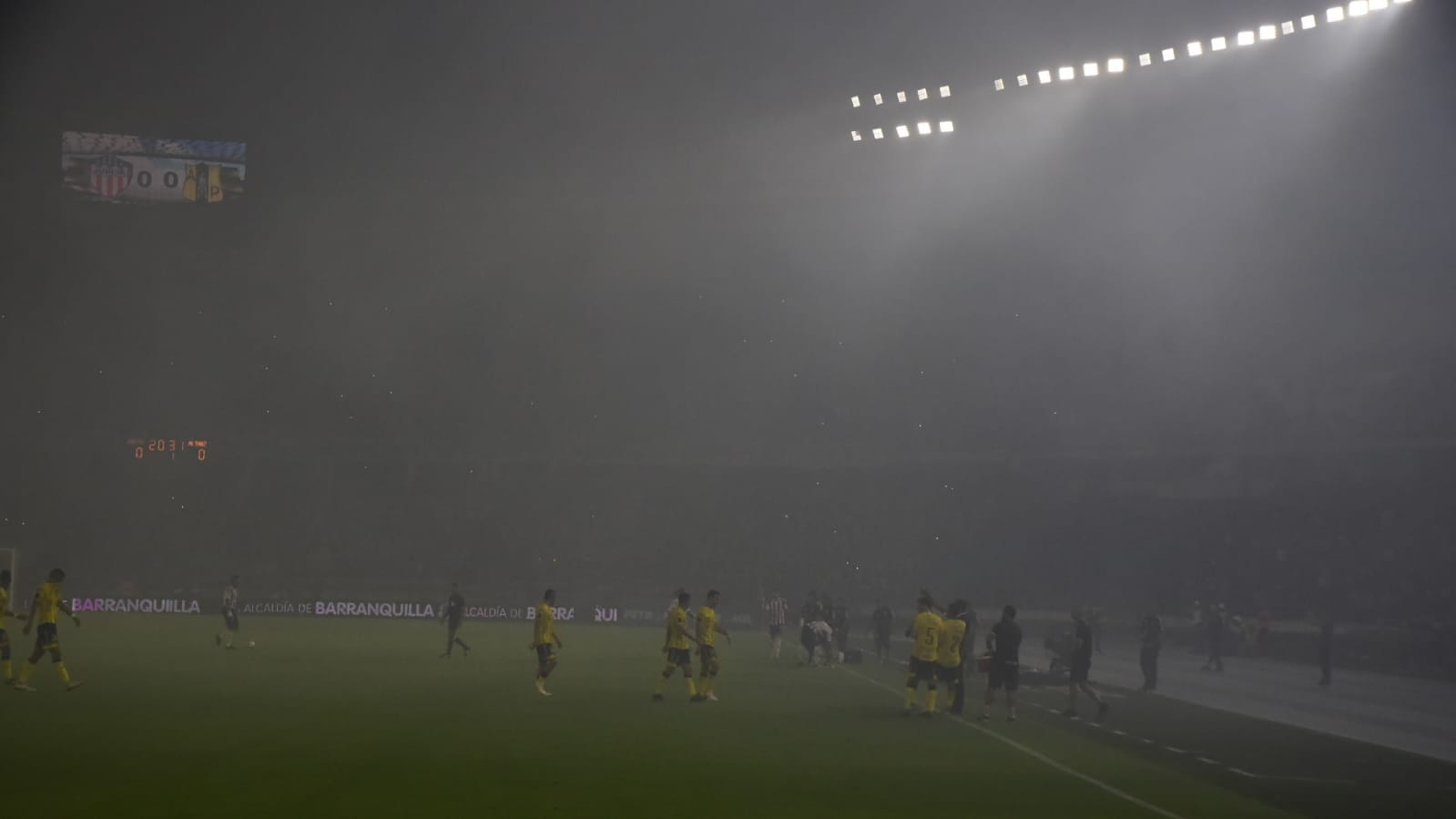 El humo causado por las bengalas en desarrollo del partido.