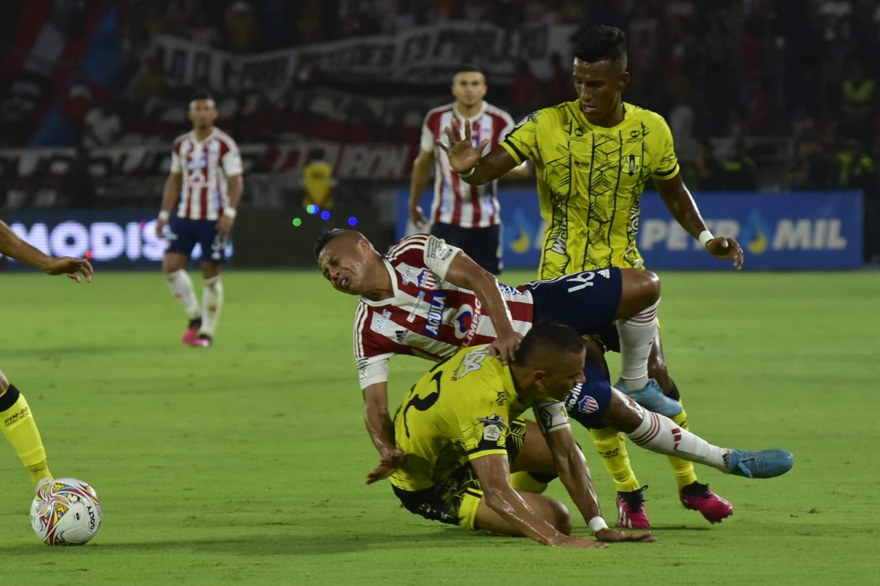 Vladimir Hernández es cerrado por la defensa visitante.