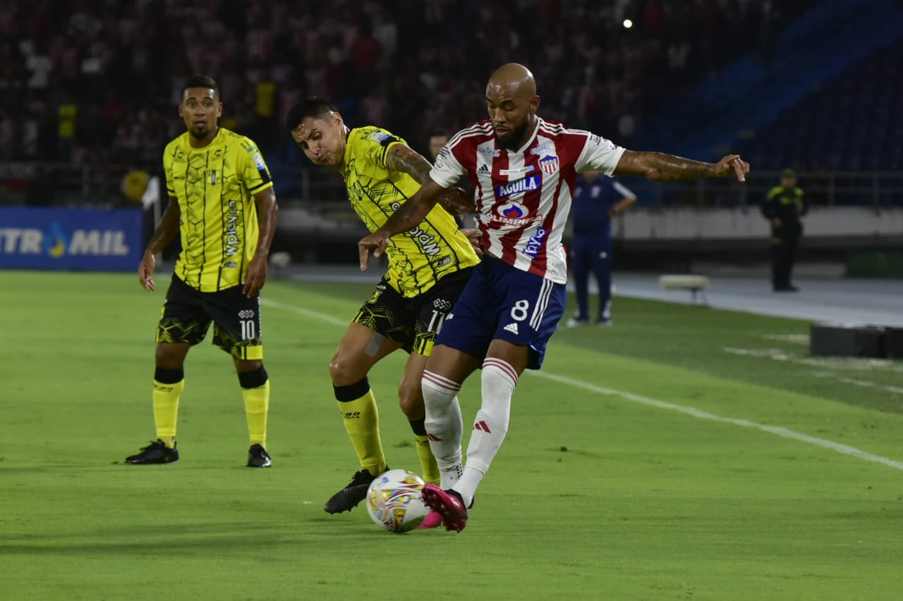 Fredy Hinestroza disputando el balón.