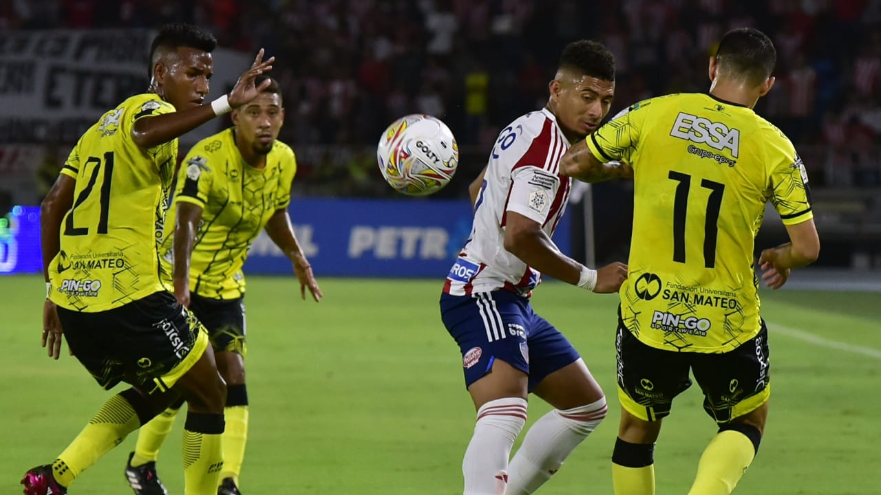 Rubén Manjarrés y Sebastián Acosta cerrando una ofensiva juniorista.