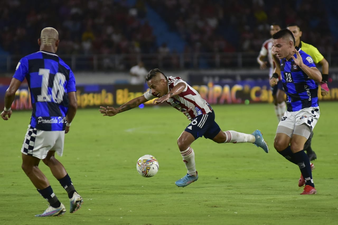 Vladimir Hernández atacando la defensa rival.