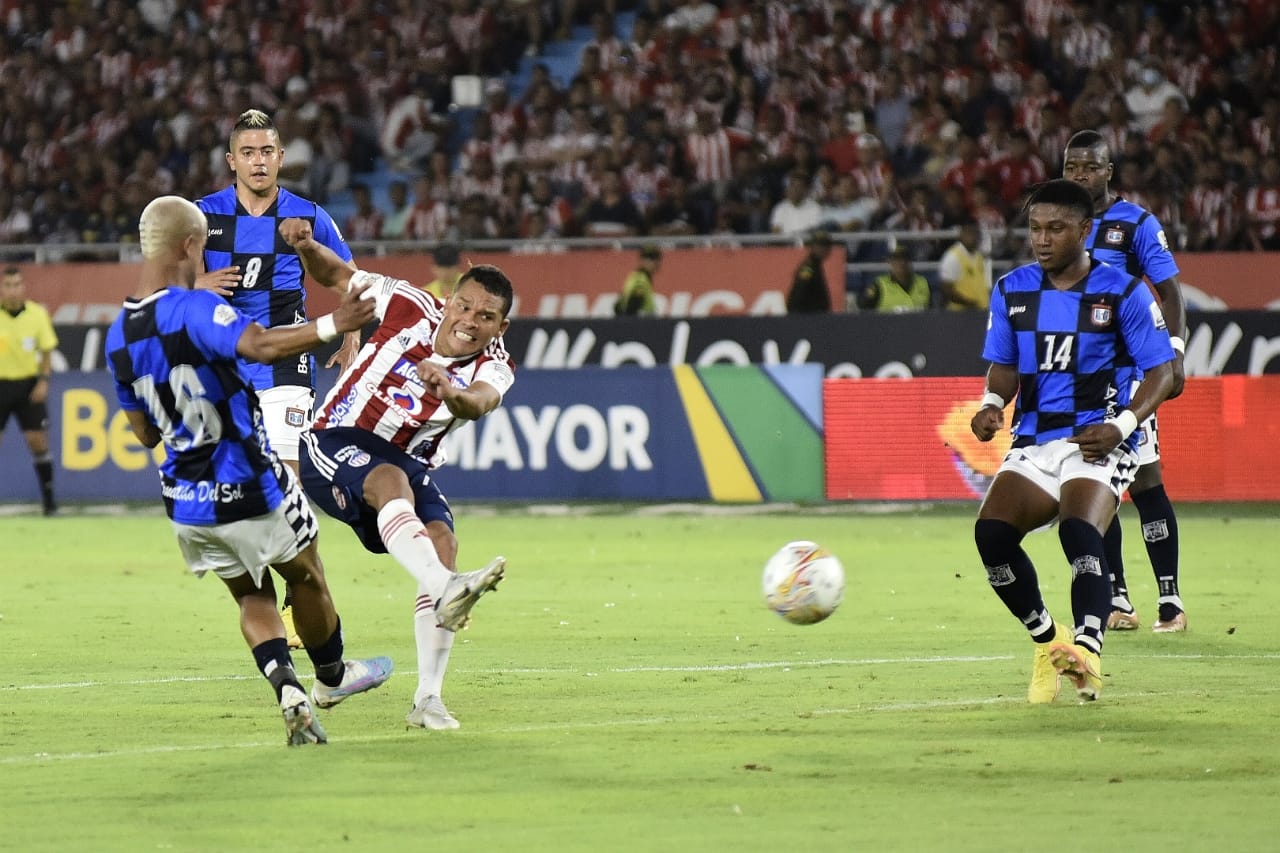 Remate y gol de Carlos Bacca, pero el árbitro anuló la anotación.