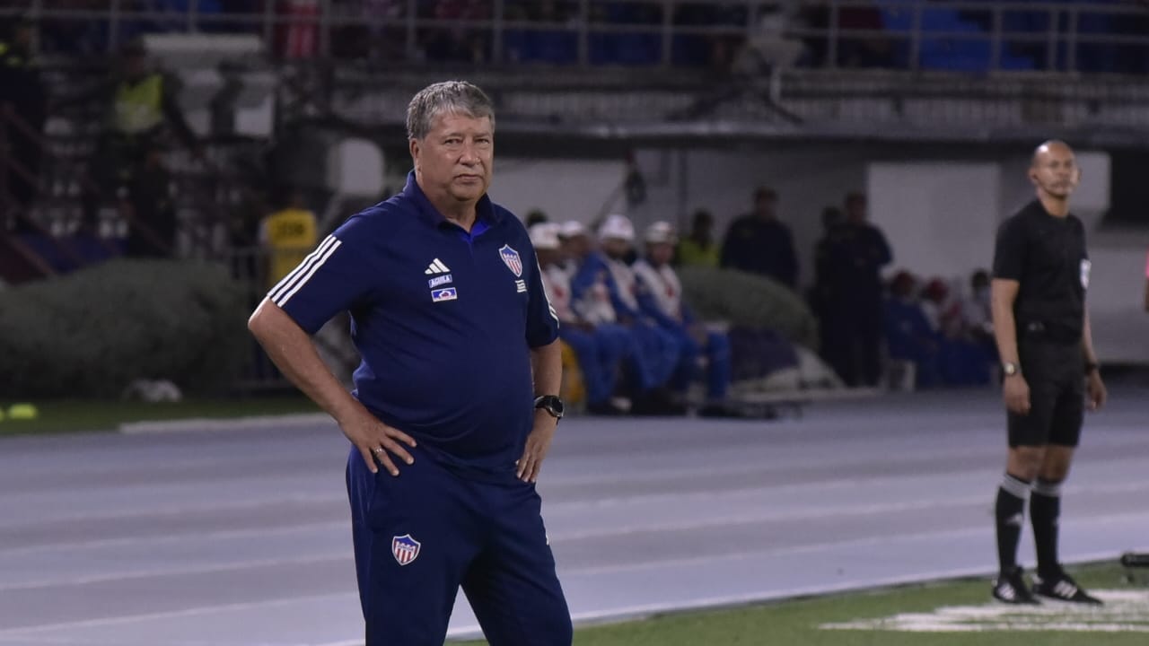 El técnico del Junior, Hernán Darío Gómez, festejó el triunfo al final del partido.