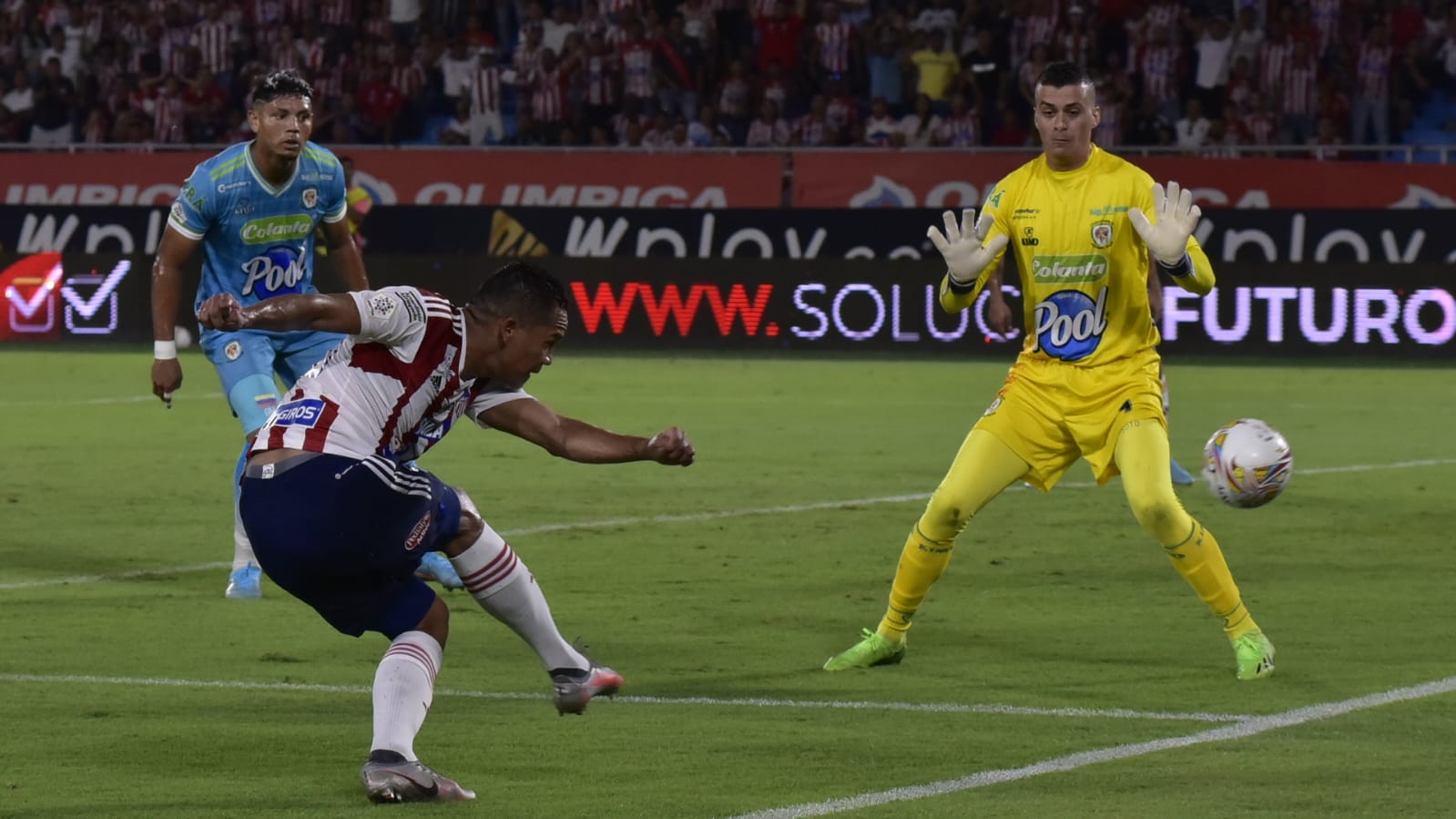 Remate de Carlos Bacca a la portería de Jaguares que se fue desviado.