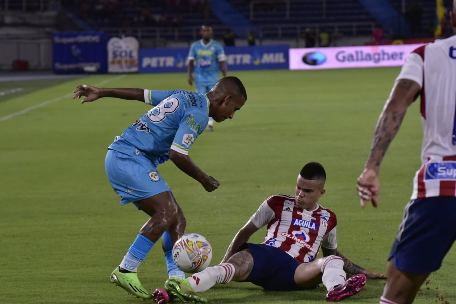 Wálmer Pacheco disputa la pelota con Nelino Tapia.