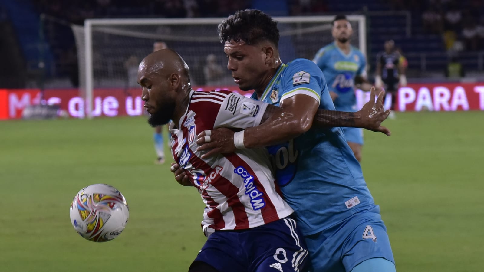 Freddy Hinestroza protege la pelota ante la marca de Geremías Meléndez.